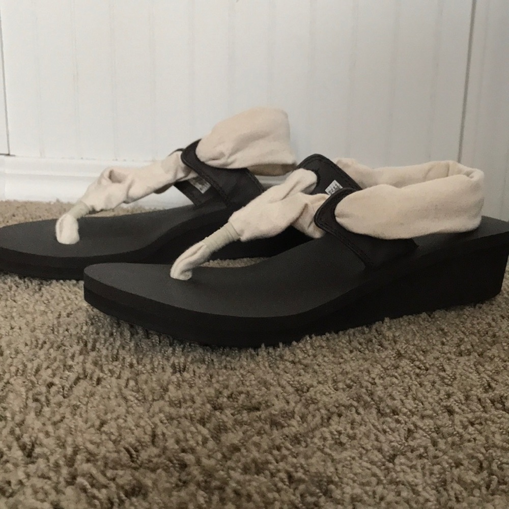 Brown Sanuk sandals